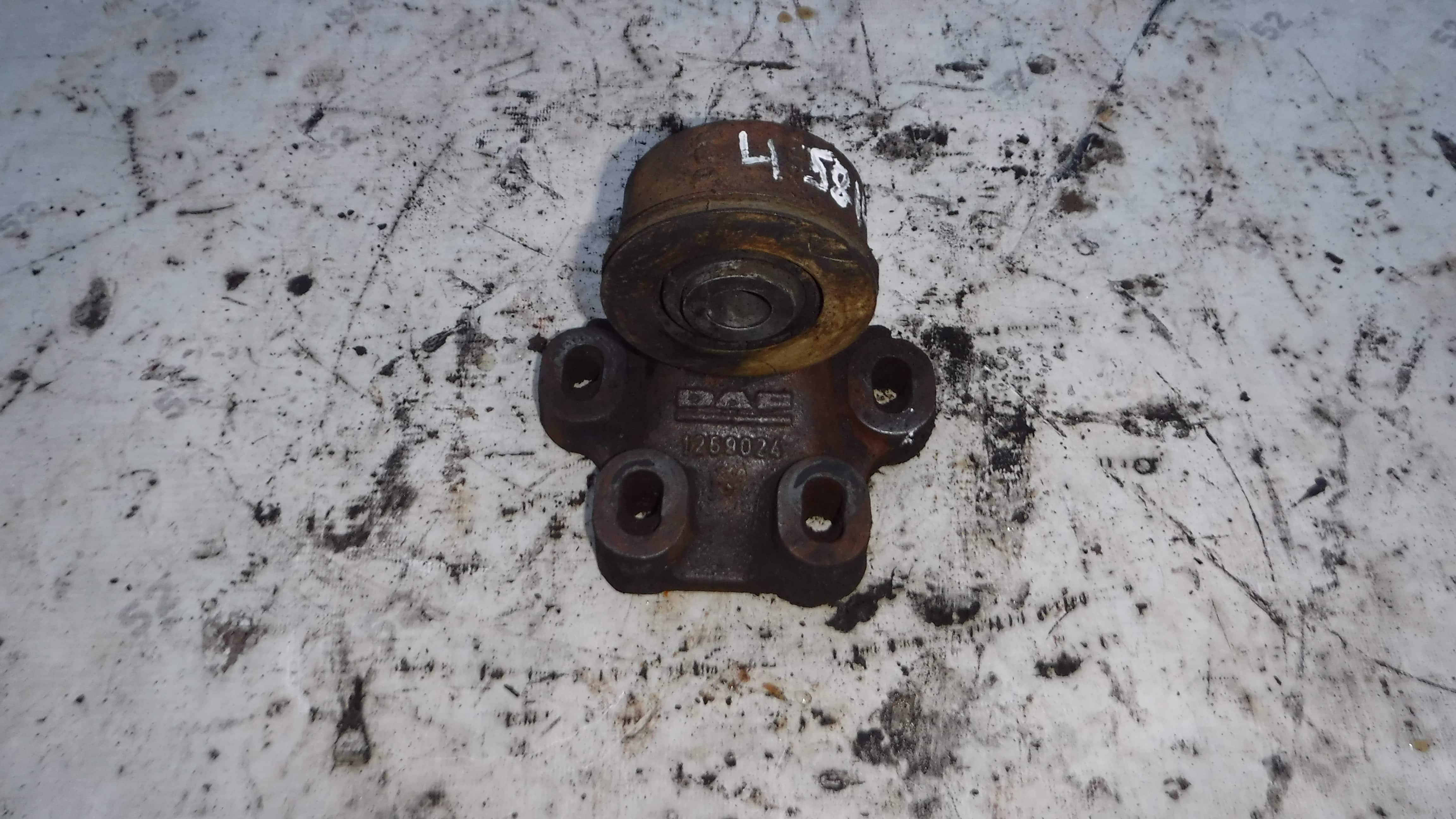 Кронштейн торсиона левый Кронштейн стабилизатора кабины 1259024 Daf 95 ATI 1995